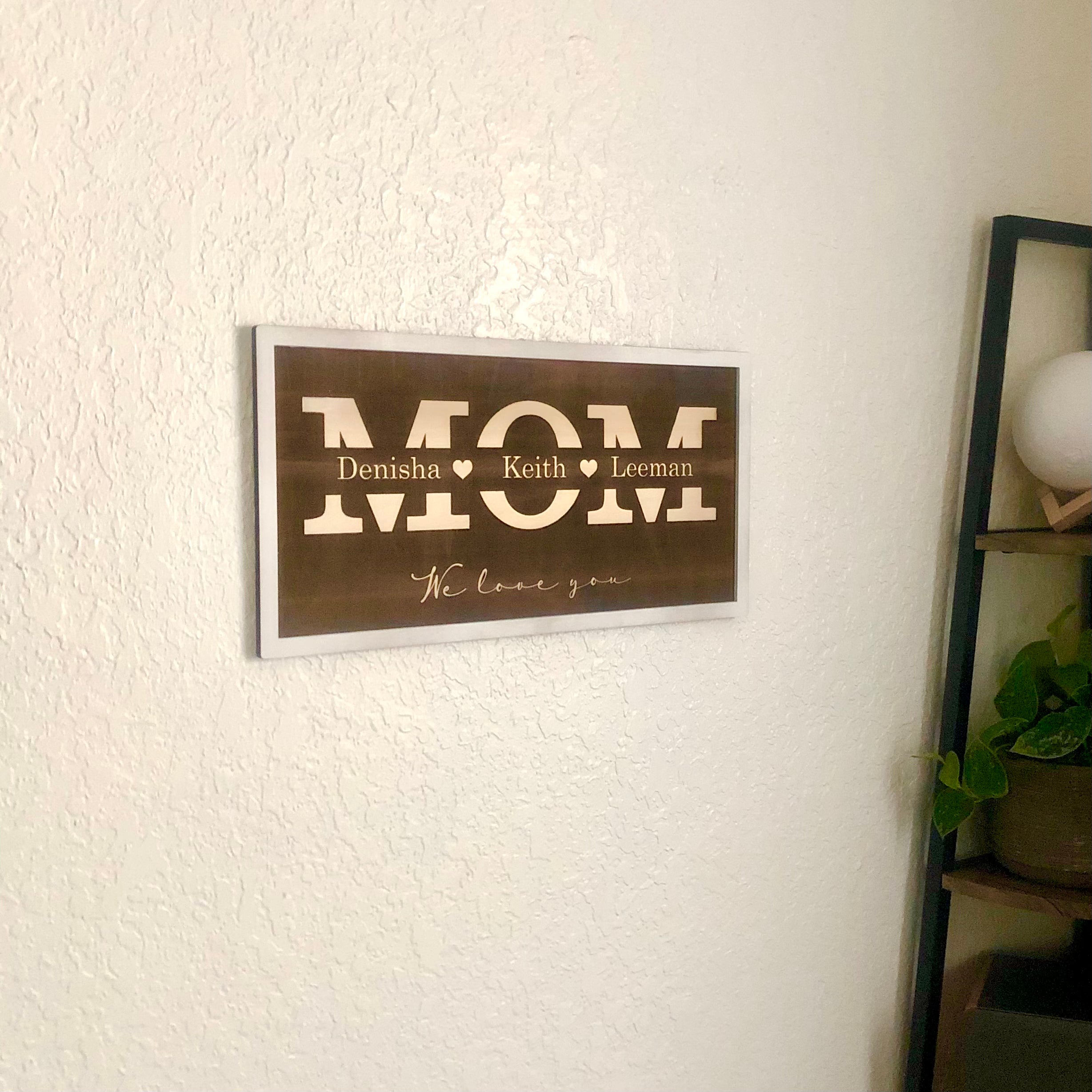 Custom “Mom” Family Name Sign